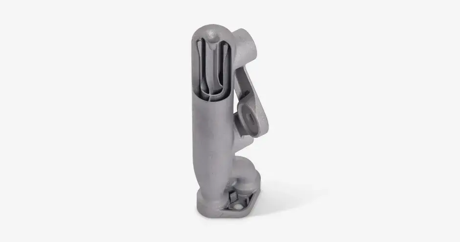 Collettore combustibile ottenuto con la produzione additiva utilizzando la tecnologia di stampa diretta in metallo; presenta fluidodinamica ottimizzata e consolidamento di diversi componenti in un’unica parte.