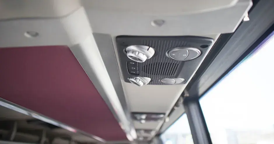 Pannello di controllo multifunzione per il comfort dei passeggeri situato in alto all’interno del veicolo