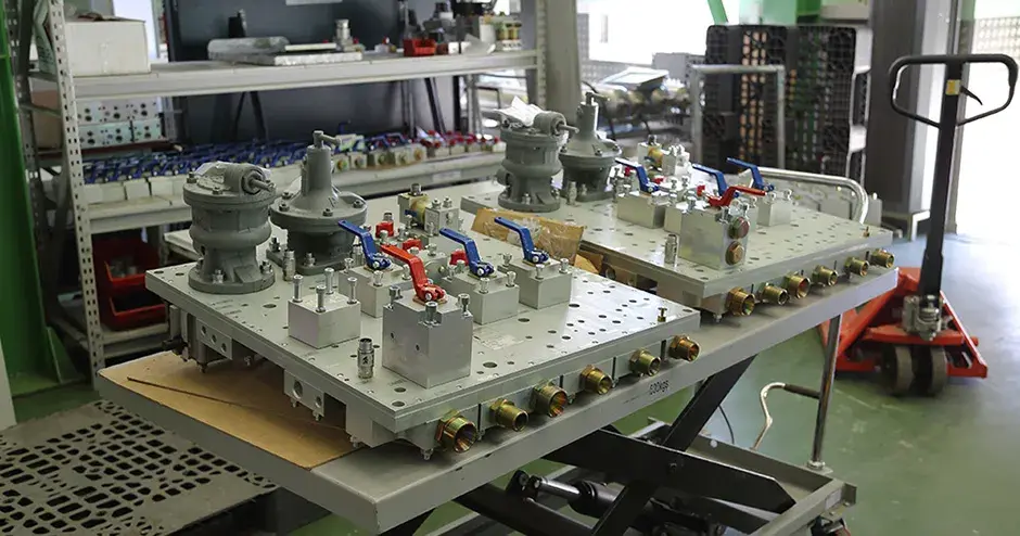 Valvole e regolatori di pressione preassemblati formati da numerosi componenti