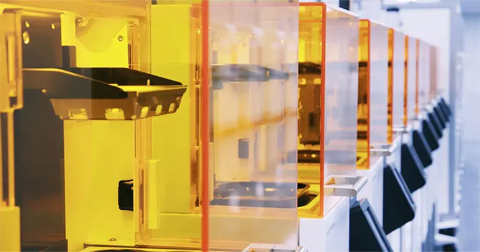 una fila di stampanti 3D Figure 4