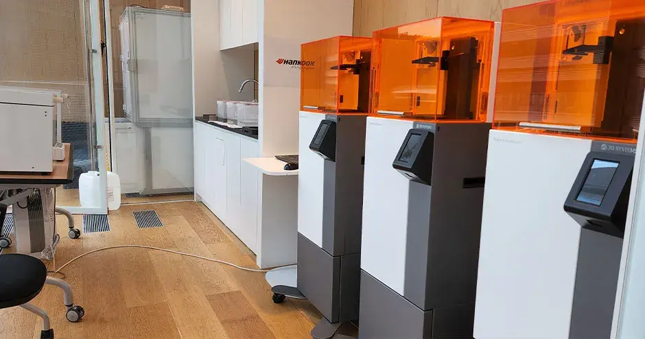 Fila di stampanti Figure 4 presso il centro di progettazione di Hankook