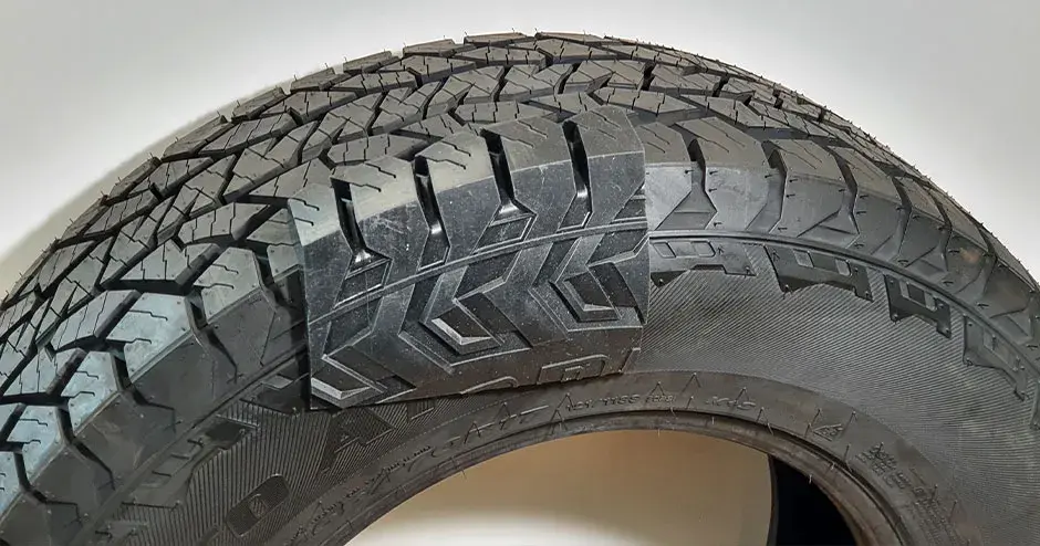 Primo piano di pneumatico Hankook in cui sono visibili le trame del battistrada