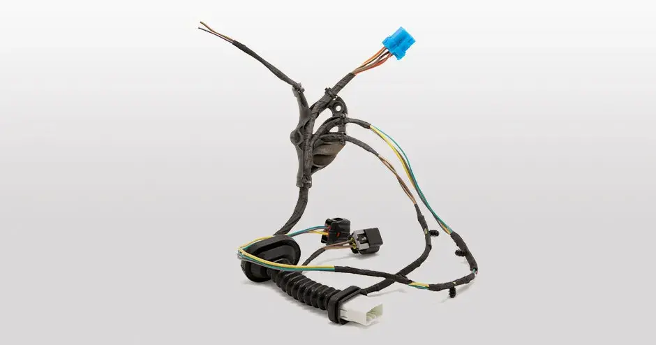 Un componente di ritenzione per un cablaggio elettrico che funge anche da guida al cablaggio per facilitare le operazioni di assemblaggio.