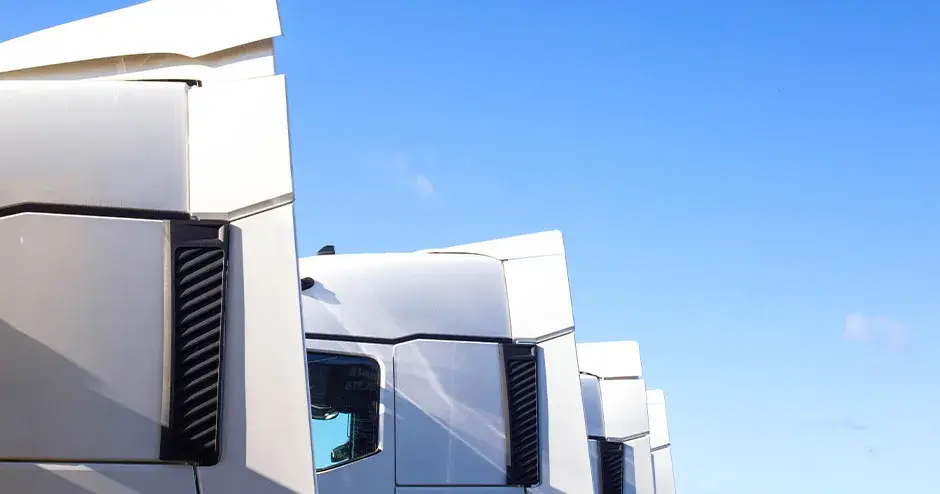 Quattro diversi concetti di deflettore aerodinamico sopra cabina per le prove in galleria del vento di un veicolo commerciale. 