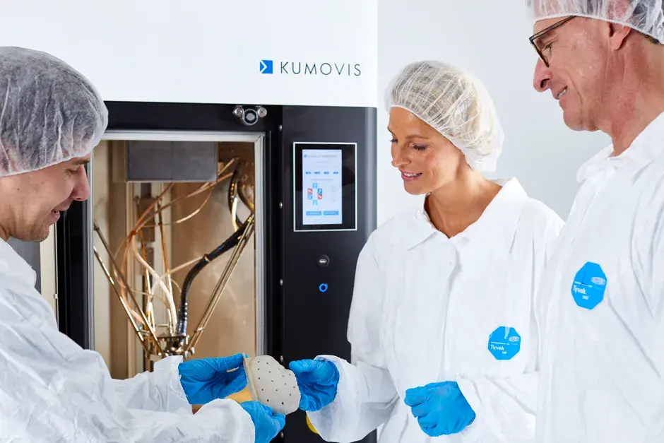 Esperti medici o medici che recuperano una placca cranica dalla stampante 3D EXT 220 MED