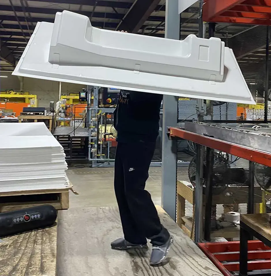 operaio trasporta una parte duo form termoformata