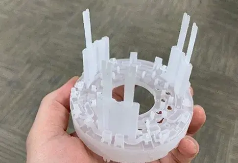 Pezzo di calibrazione per un microscopio elettronico prodotto con materiale VisiJet M2S-HT90