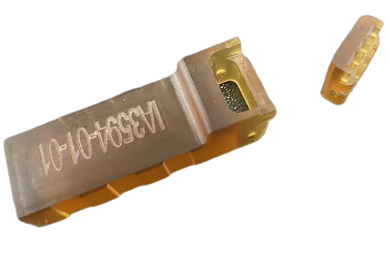 Questo dispositivo per il posizionamento dell’ago nel materiale Figure 4 HI TEMP 300-AMB è stato stampato per Interplex.