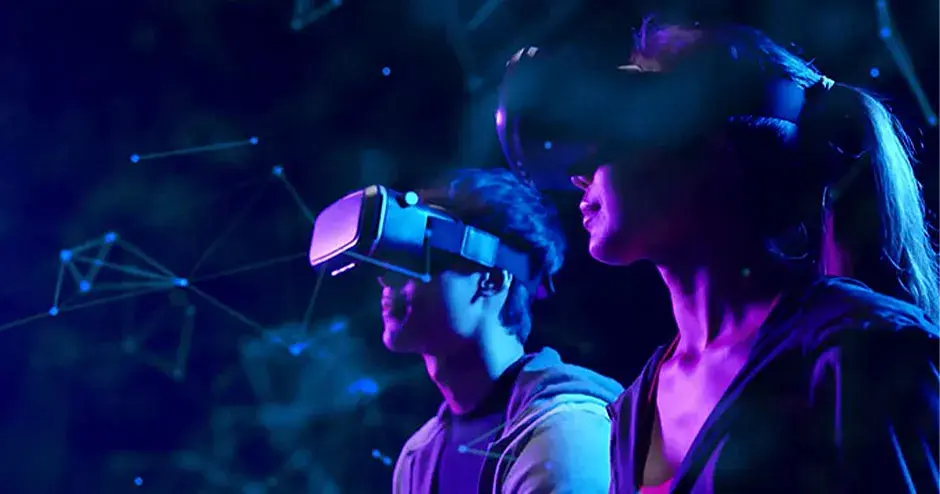 bambini che osservano un cielo immaginario indossando visori VR