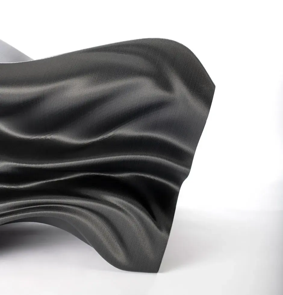 Vista laterale della poltrona Steam progettata da Slicelab e stampata in 3D con pellet di fibra di carbonio ABS sulla stampante EXT 1270 Titan Pellet. 