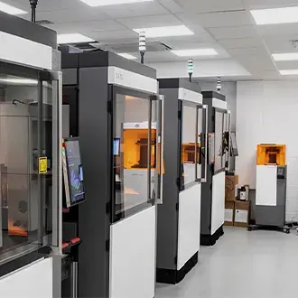 Una fila di stampanti 3D