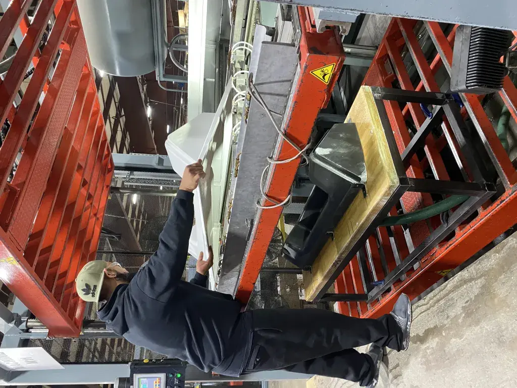 Operaio addetto alla produzione di stampi Duo Form