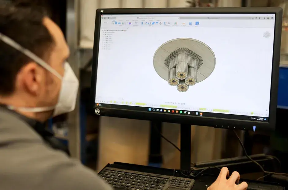 Una persona che lavora su un file CAD per progettare una sedia