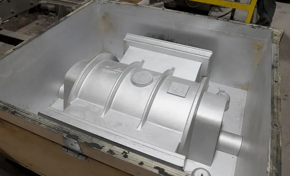 Modello di corpo pompa in ABS CF stampato in 3D, verniciato con distaccante e montato in una staffa, pronto per essere riempito con sabbia da fonderia senza cottura.