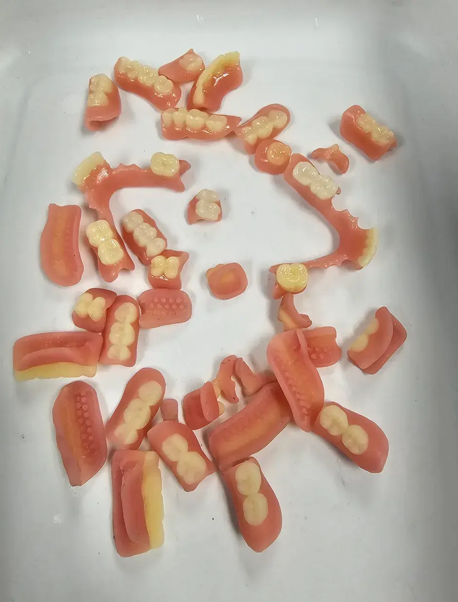 un vassoio con parti odontoiatriche stampate in 3D