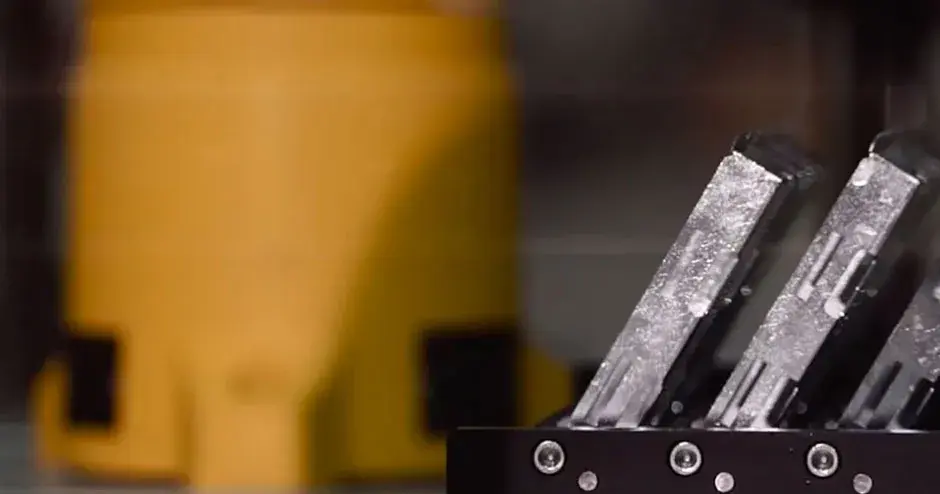 Visualizzazione astratta di una stampante 3D in azione