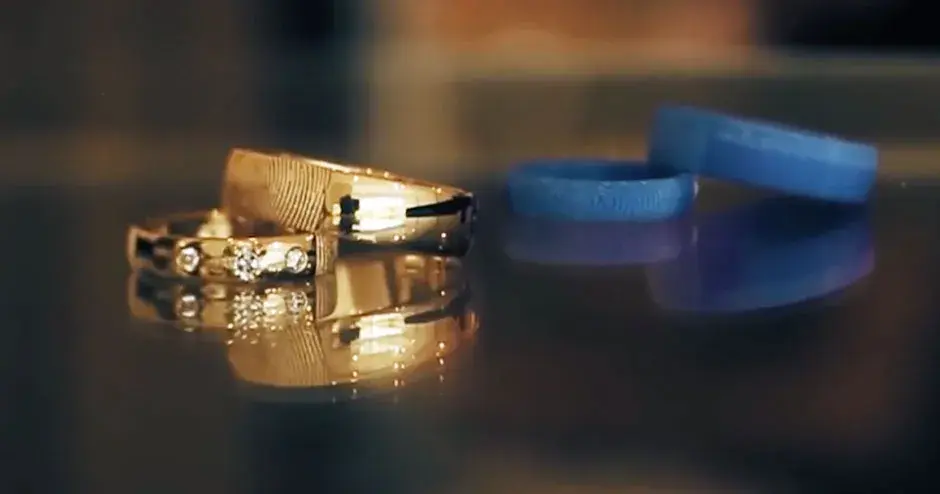 un anello d'oro accanto a uno stampo realizzato con la stampa 3D