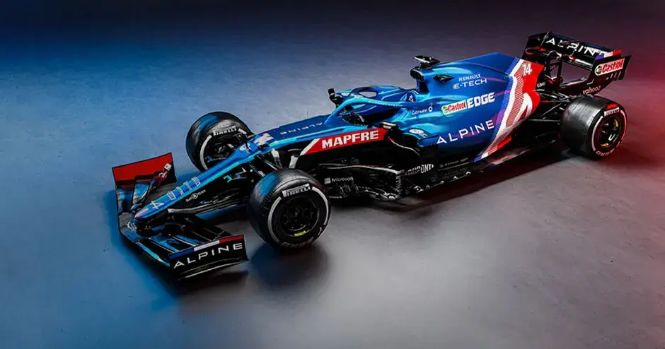 un’auto da corsa Alpine di F1 in uno show room con illuminazione rossa, bianca e blu